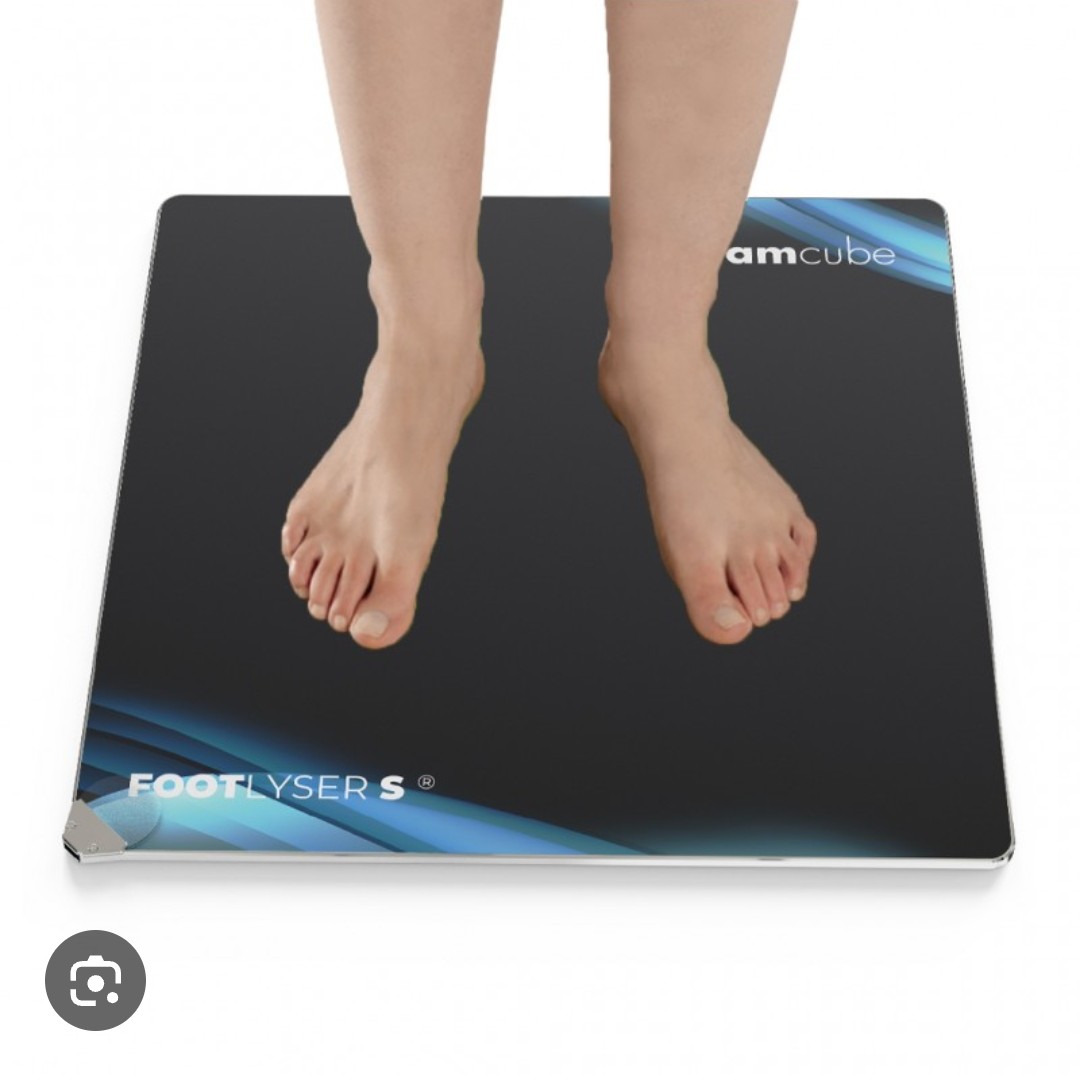 Pieds posés sur une plateforme podométrique à capteurs de pression